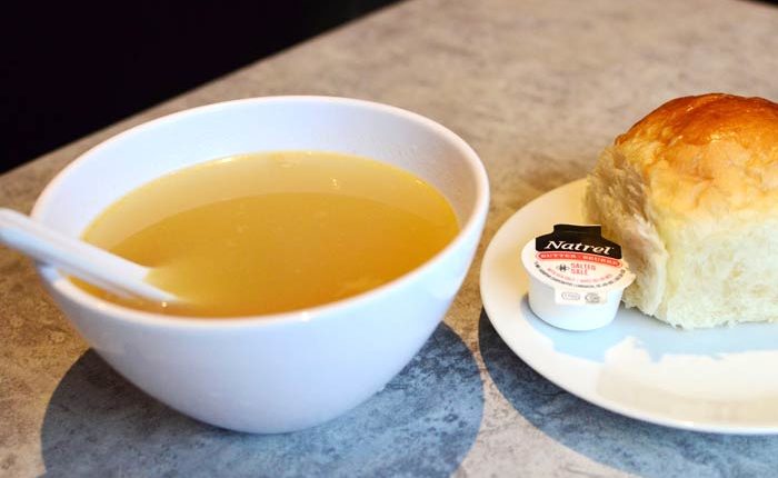 隨餐奉送的中式老火湯和餐包 | 金來屋茶餐廳  Little House HK Cafe | 35easy