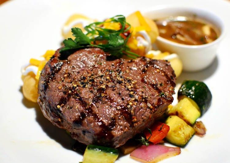 Steak & Mushroom Jus牛排配蘑菇汁(特級沙朗牛排配以蔬菜、薯泥卷及蘑菇汁) | JOEY  Restaurants | 35easy