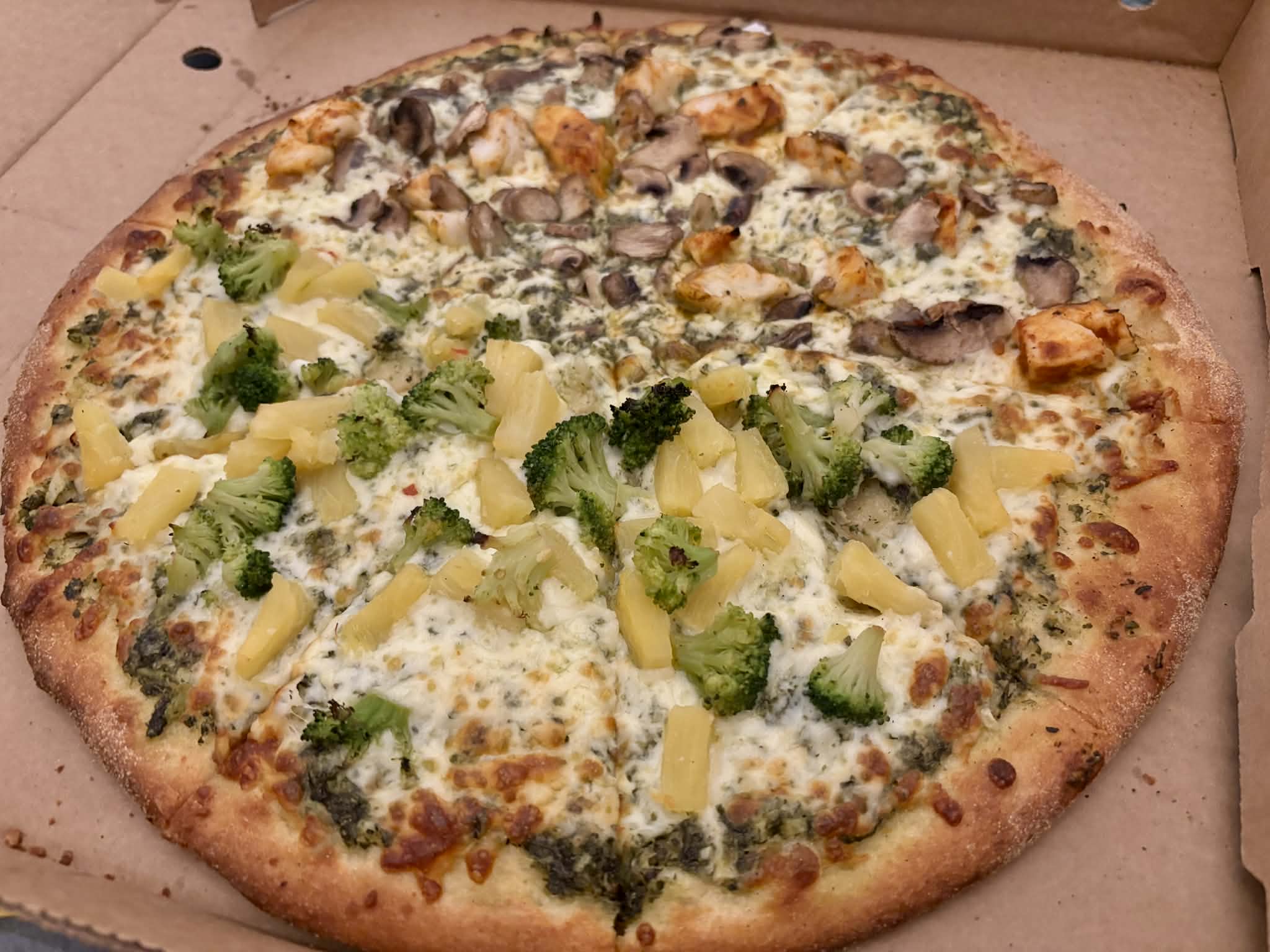 Large Pizza(half & half): 菠蘿+西蘭花 / Butter Chicken+蘑菇 | PIZZA PIZZA | 35easy
